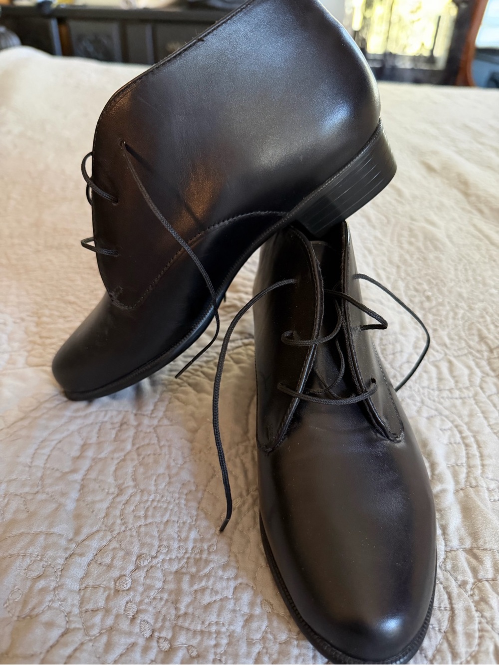 Munro women’s classy witchy Black Leather Lace-Up Booties size 5